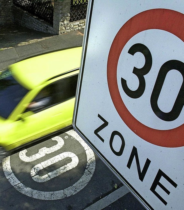 Tempo 30 gilt nach den Sommerferien auf mehreren Straen in Knigschaffhausen.   | Foto: dpa