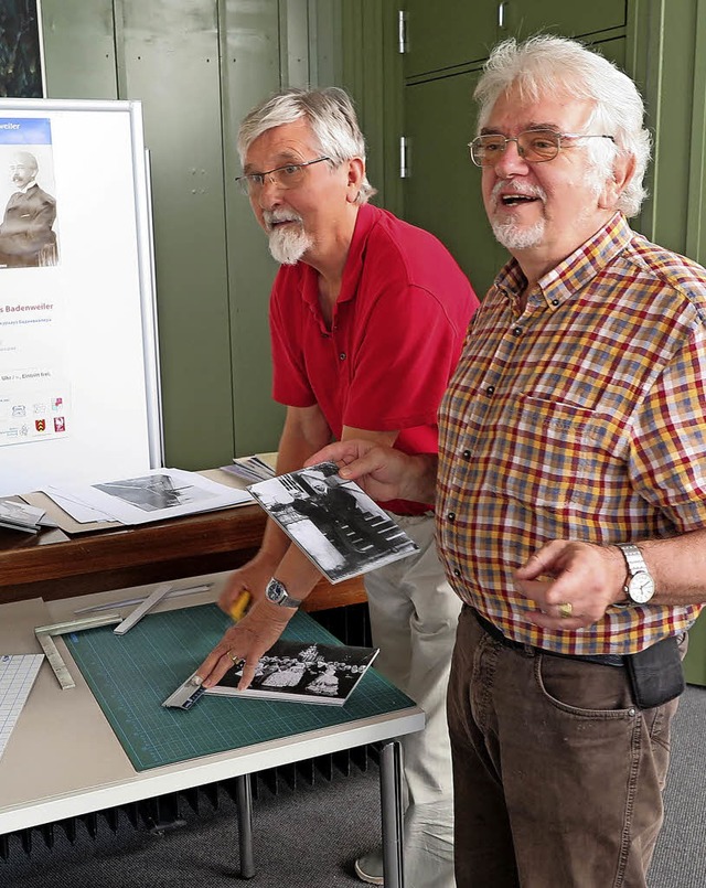 Heinz Setzer (rechts) und Helfer legen...nd an fr die Ausstellung im Kurhaus.   | Foto: Beatrice Ehrlich