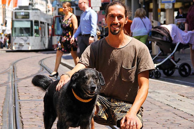 Der 31-jhrige Johannes Strub ist auf .... Hund Charly soll auch mit einziehen.  | Foto: Gina Kutkat
