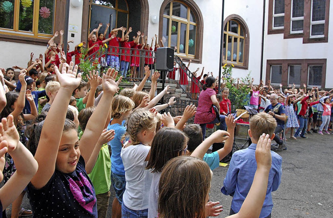 Zusammen mit dem Schulchor sangen alle...i der Choreographie von Sabine Hoerth.  | Foto: Dorothea Scherle