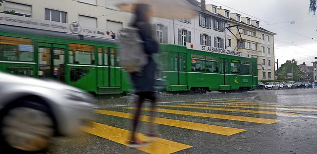Auto, Tram und Fugngerin in der Missionsstrae   | Foto: Juri Weiss/ BS