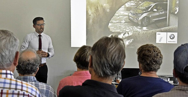 Mrtin-Geschftsfhrer Tobias Gutgsell...Leserinnen und -Lesern den BMW i3 vor.  | Foto: Michael Bamberger