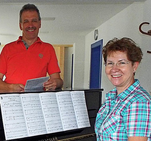 Chorleiterin Claudia Moser und Vorsitz...anz Hle freuen sich auf das Konzert.  | Foto: Wolfgang adam