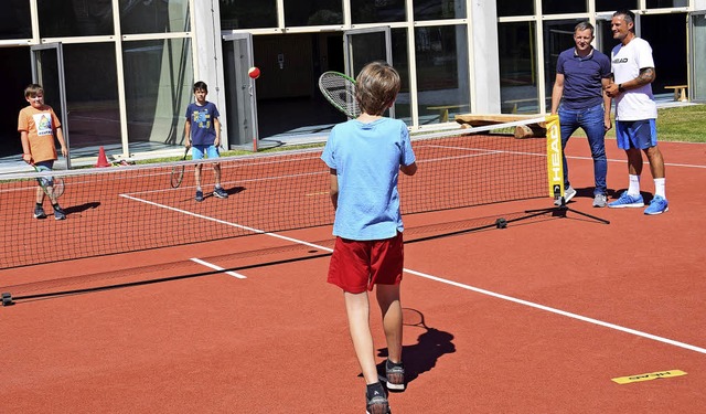 Der Tenniskurs durfte bei den Gesundhe...tuhlhalle ihre erste Bewhrungsprobe.   | Foto: Kai Kricheldorff