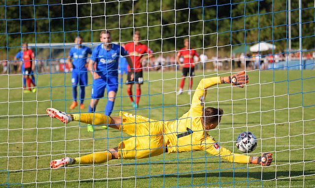 Sc-Torhter Alexander  Schwolow hlt w...r ab, doch der Nachschuss sitzt dann.   | Foto: Keller