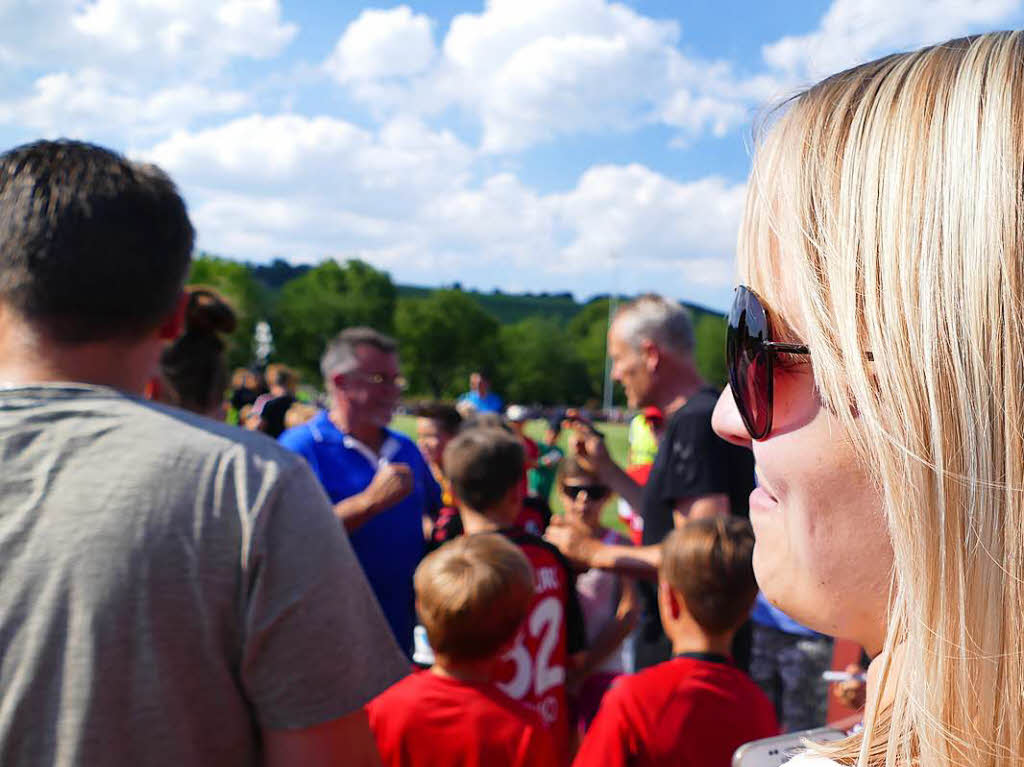 Hei war’s im Hlzele-Stadion in Efringen-Kirchen, wo rund 3500 Zuschauer das Spiel des SC Freiburg gegen die Hochrhein-Auswahl erlebten.