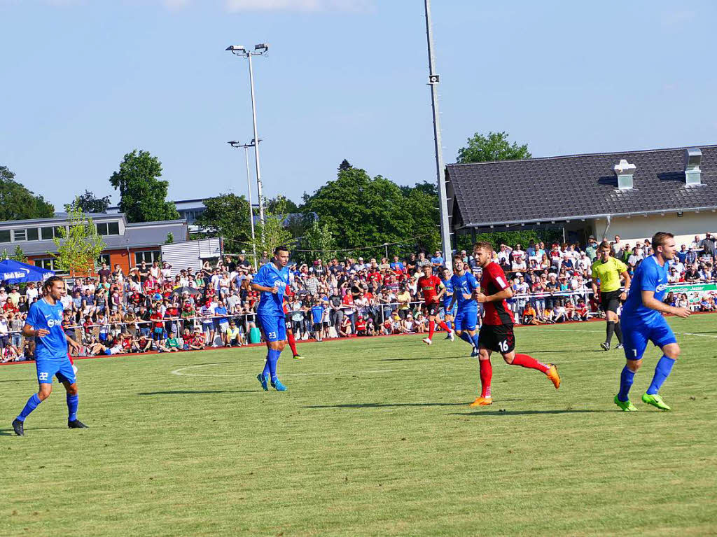 Hei war’s im Hlzele-Stadion in Efringen-Kirchen, wo rund 3500 Zuschauer das Spiel des SC Freiburg gegen die Hochrhein-Auswahl erlebten.