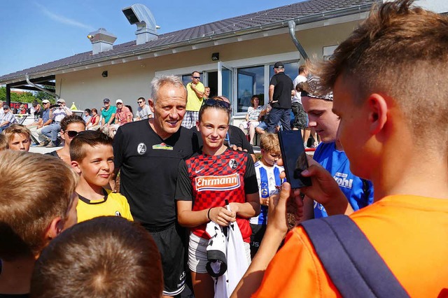 Christian Streich erfllte schon vor d...ele Autogramm- und Fotografierwnsche.  | Foto: Victoria Langelott