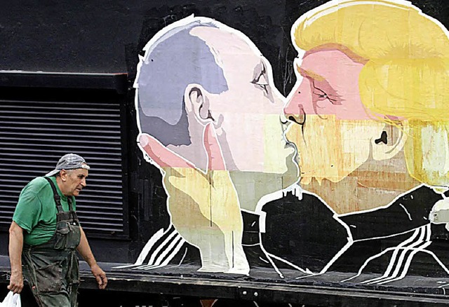 Das Graffiti des Knstlers Mindaugas Bonanu zeigt Putin (links) und Trump.   | Foto: DPA