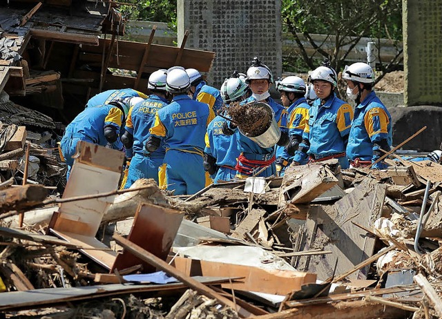 Rettungskrfte suchen bei Hiroshima  nach Verschtteten.   | Foto: AFP
