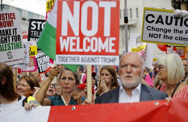 &#8222;Donald Trump ist nicht willkomm...rten die Teilnehmer der Demonstration.  | Foto: AFP