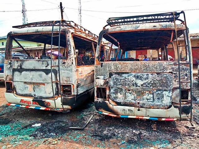 Ausgebrannte Busse in Buea im Westen Kameruns.  | Foto: AFP