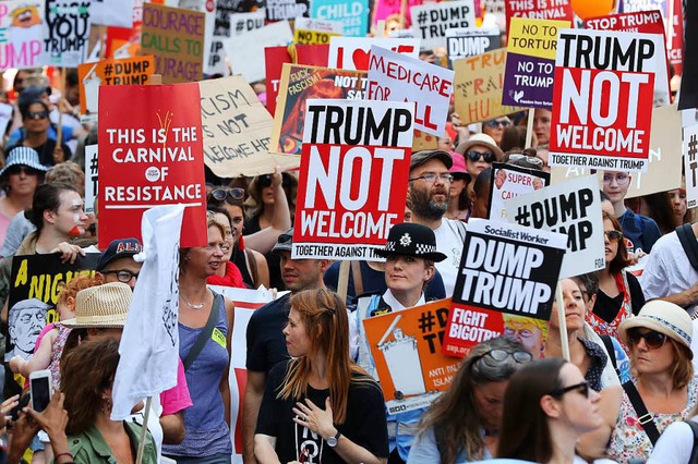 London: Teilnehmer der Demonstration ...gen den Besuch von US-Prsident Trump.  | Foto: dpa