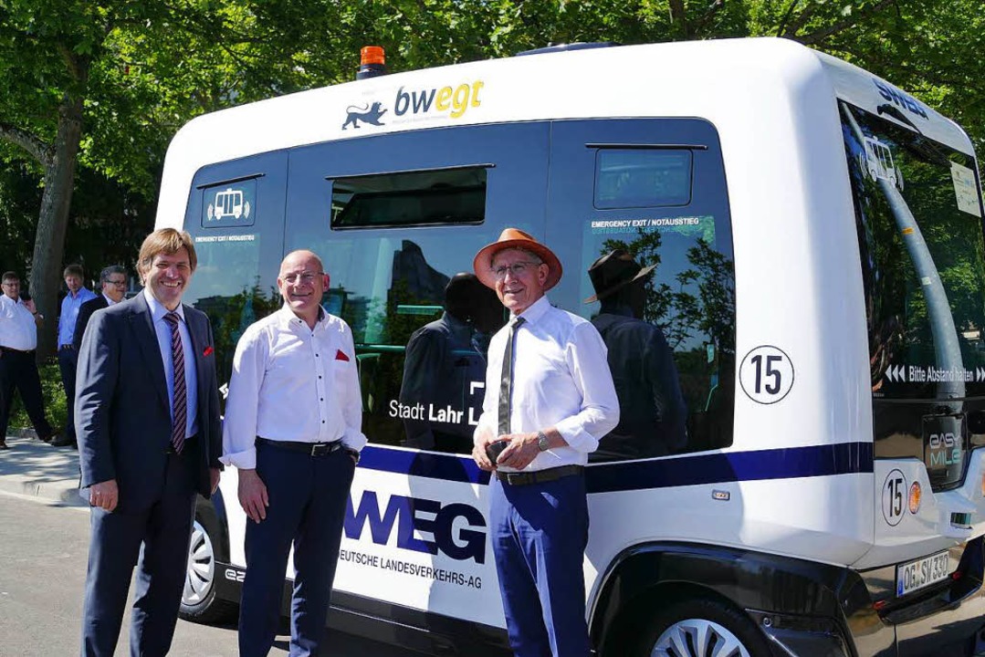Erste Testfahrt am Freitag mit dem aut...eister Wolfgang G. Mller (von links).  | Foto: Mark Alexander
