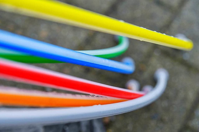 In solche farbigen Leerrohre knnen sp...tbandausbau nun schneller vorankommen.  | Foto: dpa