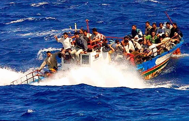 Geflohene Menschen auf einem Schiff im Mittelmeer  | Foto:  DPA Deutsche Presse-Agentur GmbH