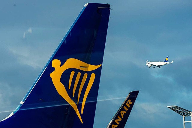 Eine Heckflosse (l) und ein Winglet mit dem Ryanair-Logo  | Foto: dpa