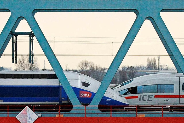 Ein TGV und ein ICE (r) stehen auf der...dem franzsischen Konkurrenten Alstom.  | Foto: dpa