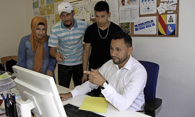 Integrationsmanager Imad Khalil hat se... Beratung in seinem Emmendinger Bro.   | Foto:  Daniel Fleig