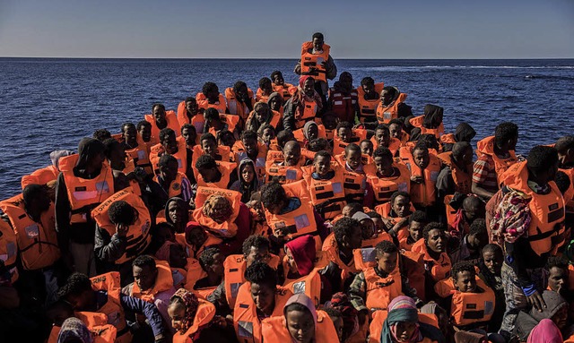 &#8222;Kein Land kann die Herausforder... Flchtlinge vor der libyischen Kste.  | Foto:  dpa
