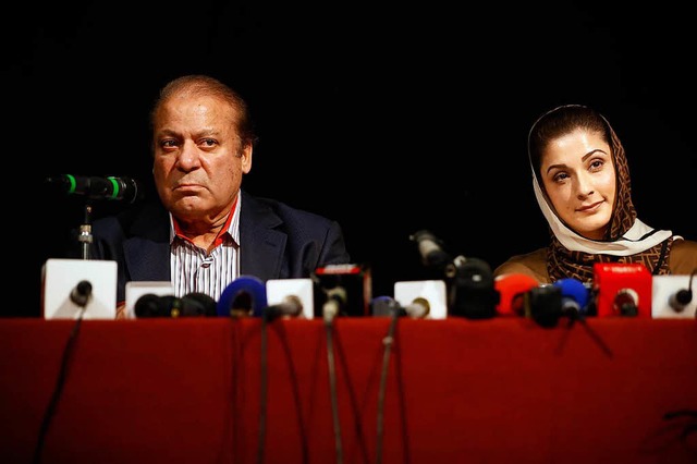 Nawaz Sharif und seine Tochter Maryam Nawaz.  | Foto: AFP