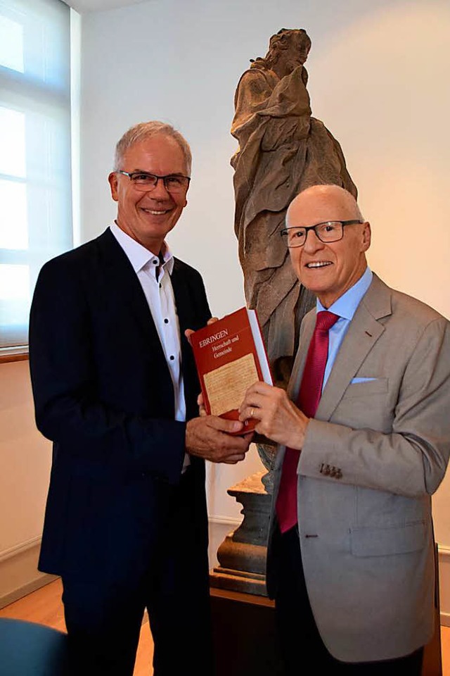 Clausdieter Schott (rechts) bergibt d...ronik an Brgermeister Rainer Mosbach.  | Foto: Sarah Nltner