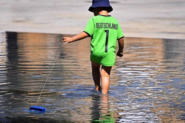 Fotos: Ein Tag am Gedenkbrunnen auf dem Platz der Alten Synagoge