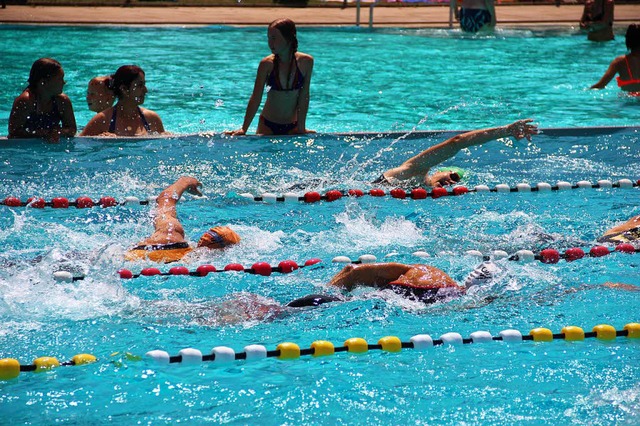 Schn frisch: Beim Schwimmen war die Hitze des Tages noch kein Thema.  | Foto: Monika Weber
