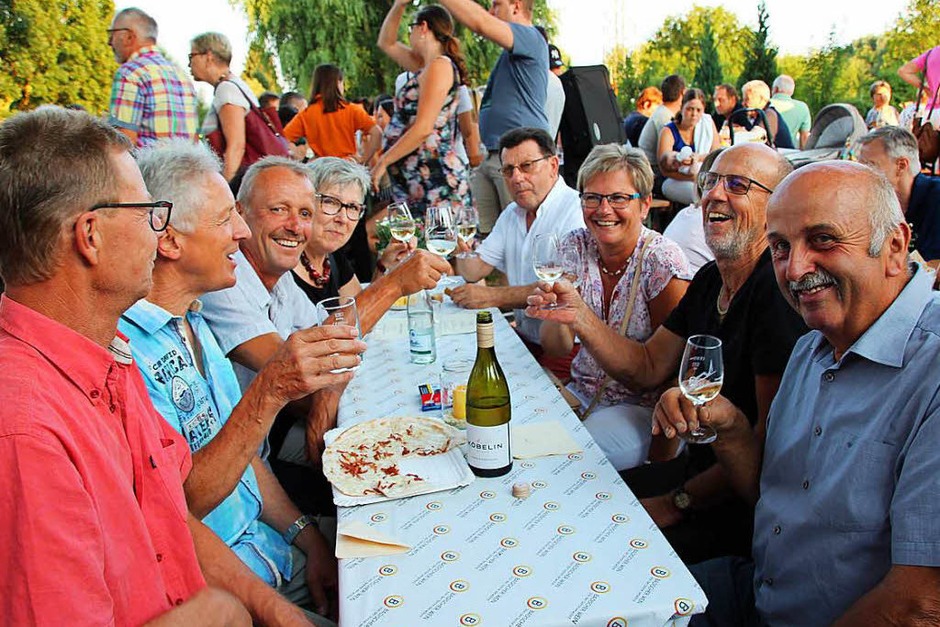 Impressionen von der Eichstetter Weinnacht, die bereits am Tag begann und bis spät in die Nacht dauerte. (Foto: Mario Schöneberg) Impressionen von der Eichstetter Weinnacht, die bereits am Tag begann und bis spät in die Nacht dauerte. (Foto: Mario Schöneberg)
