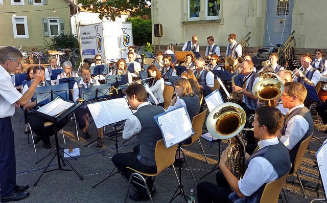 Ein hchst abwechslungsreiches Sommerk... Musik- und Feuerwehrkapelle Teningen.  | Foto: Karlernst Lauffer