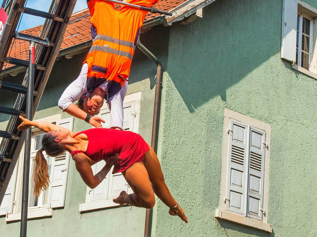 Atemberaubende Akrobatik an der Feuerwehrleiter: das Duo Charisma
