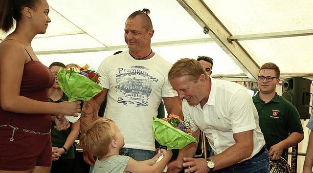 Fr Gunther Mau (rechts) und Conny Lin... ihnen geretteten Kinder Luna und Sam.  | Foto: Sandra DecouX-Kone