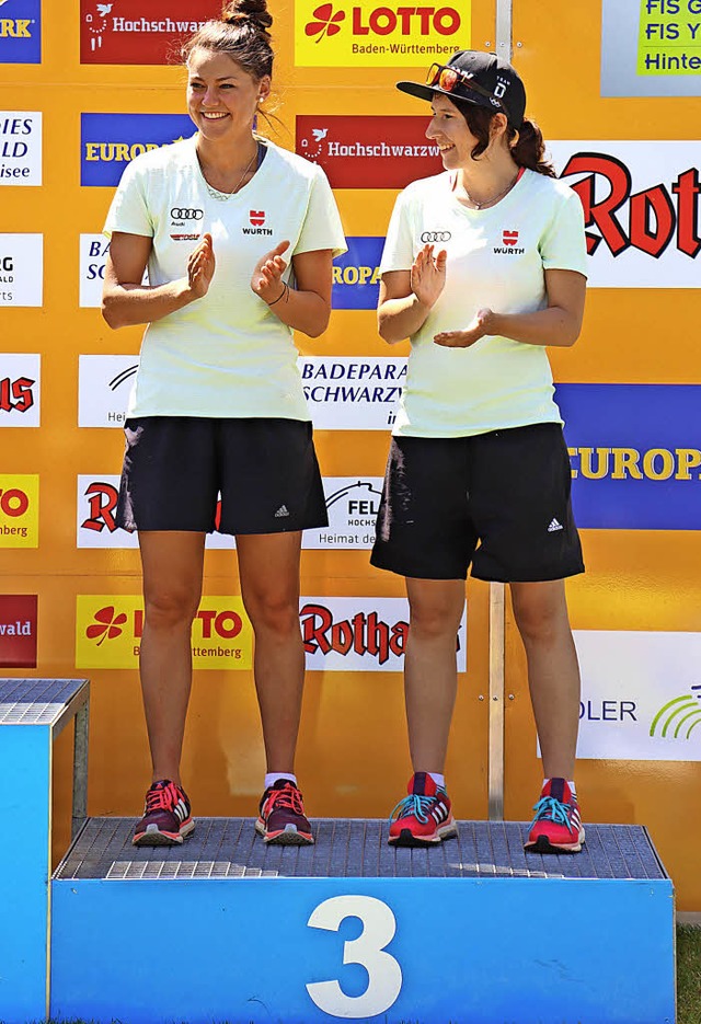 Unzertrennlich:  Carina Vogt (links) a...rb belegte das Duo den dritten Platz.   | Foto: Dieter Maurer