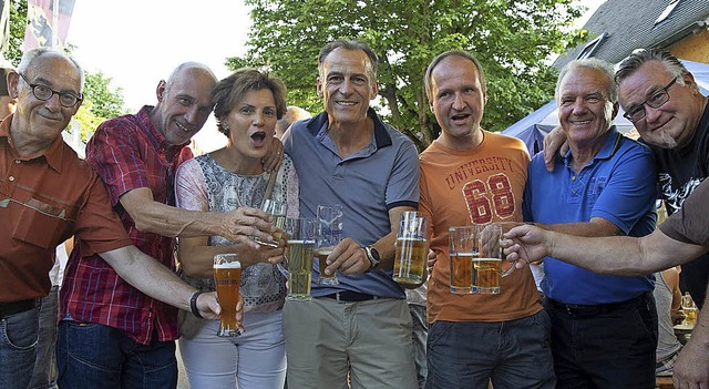 Gesellige Runden fanden sich beim erfrischenden Bier zusammen.  | Foto: Volker Mnch