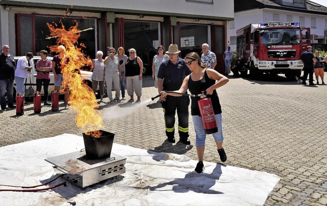 Etwa 50 Mitarbeiter von Wehrer Kinderg...Umgang mit einem Feuerlscher schulen.  | Foto: Jrn Kerckhoff