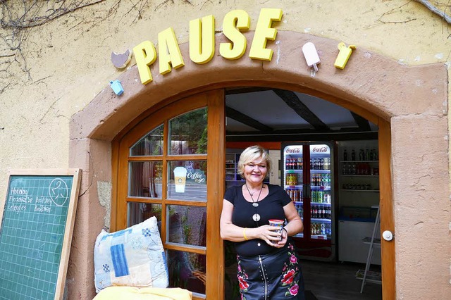 Irene Zuber am Eingang zu ihrem Kiosk   | Foto: Lena Roser