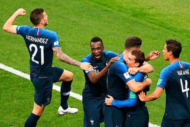 Die Franzosen feiern mit Matchwinner Antoine Griezmann (2.v.r.)  | Foto: dpa