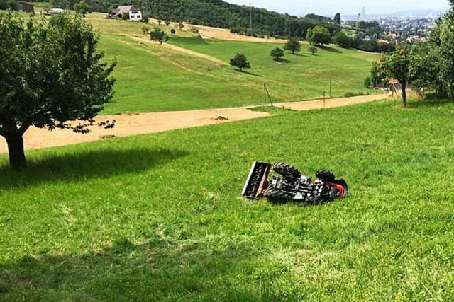 Der Kleintraktor berschlug sich, der Fahrer kam bei dem Unfall ums Leben.  | Foto: Polizei Basel-Landschaft