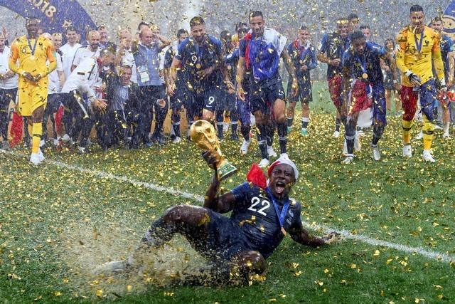 Fotos: Frankreichs Nationalelf feiert den Weltmeister-Titel im strömenden Regen