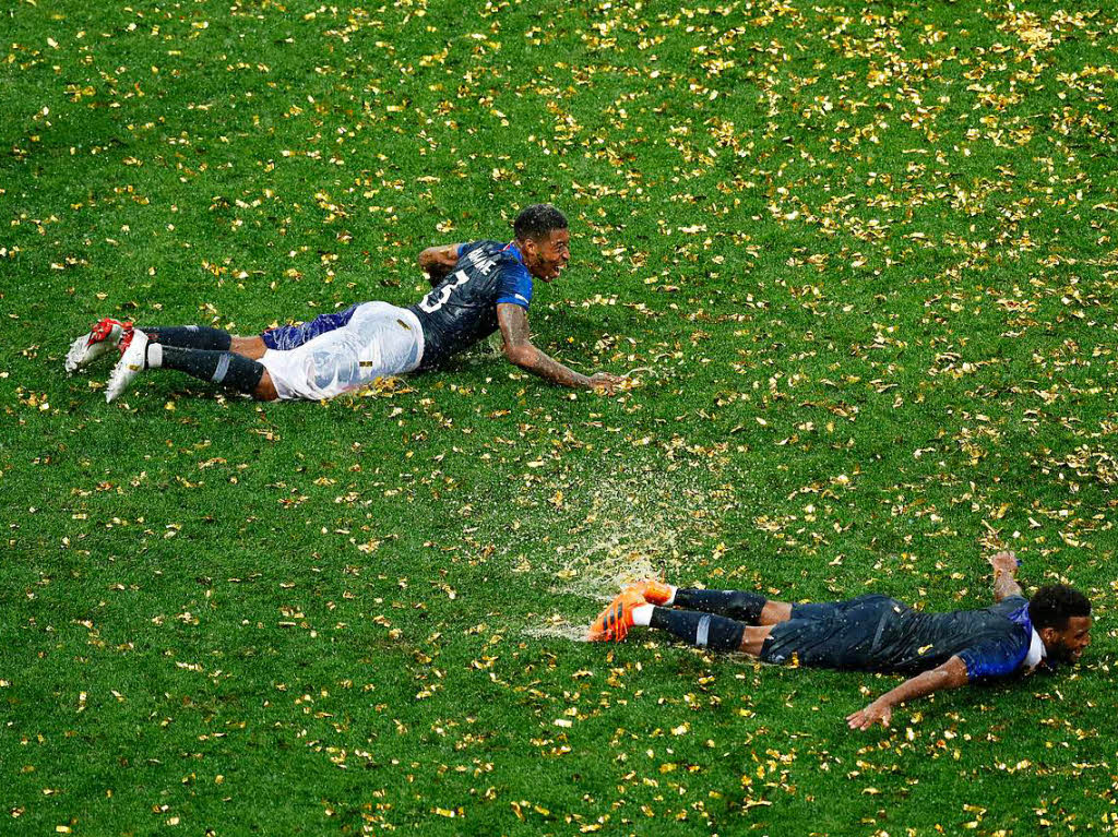 Die neuen Weltmeister feiern im strmenden Regen ihre Sieg gegen Kroatien.