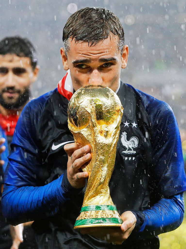 Die neuen Weltmeister feiern im strmenden Regen ihre Sieg gegen Kroatien.