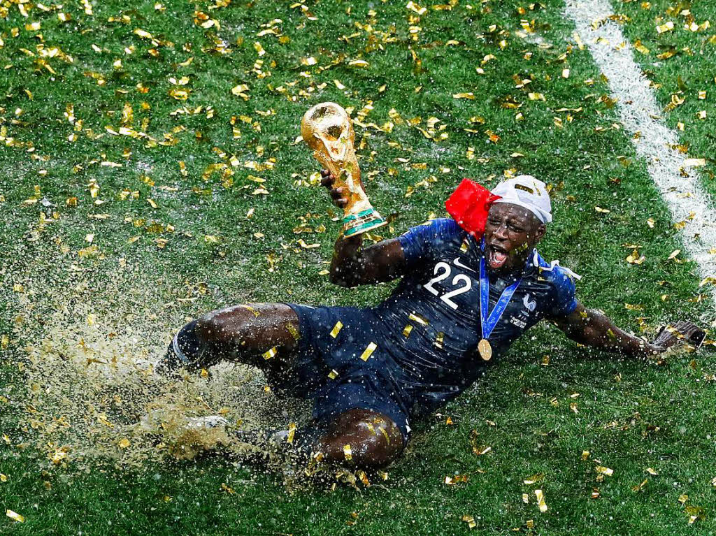 Die neuen Weltmeister feiern im strmenden Regen ihre Sieg gegen Kroatien.