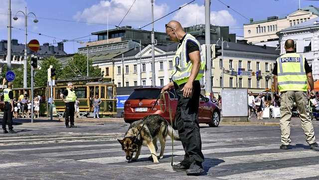 Polizisten berprfen mit Sprhunden d... vor dem Treffen von Trump und Putin.   | Foto: dpa
