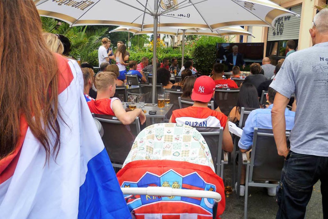 In Fahnen gehüllt: Kroatische Fußballfans beim Finalegucken in der Leonardo-Bar  | Foto: Leah Biebert
