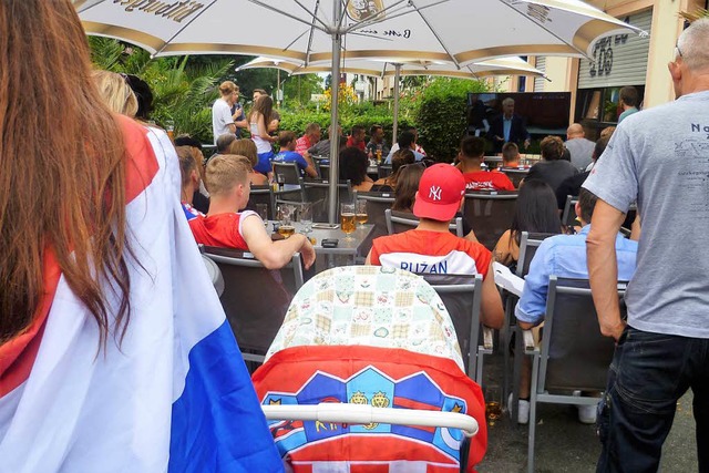 In Fahnen gehllt: Kroatische Fuballfans beim Finalegucken in der Leonardo-Bar  | Foto: Leah Biebert