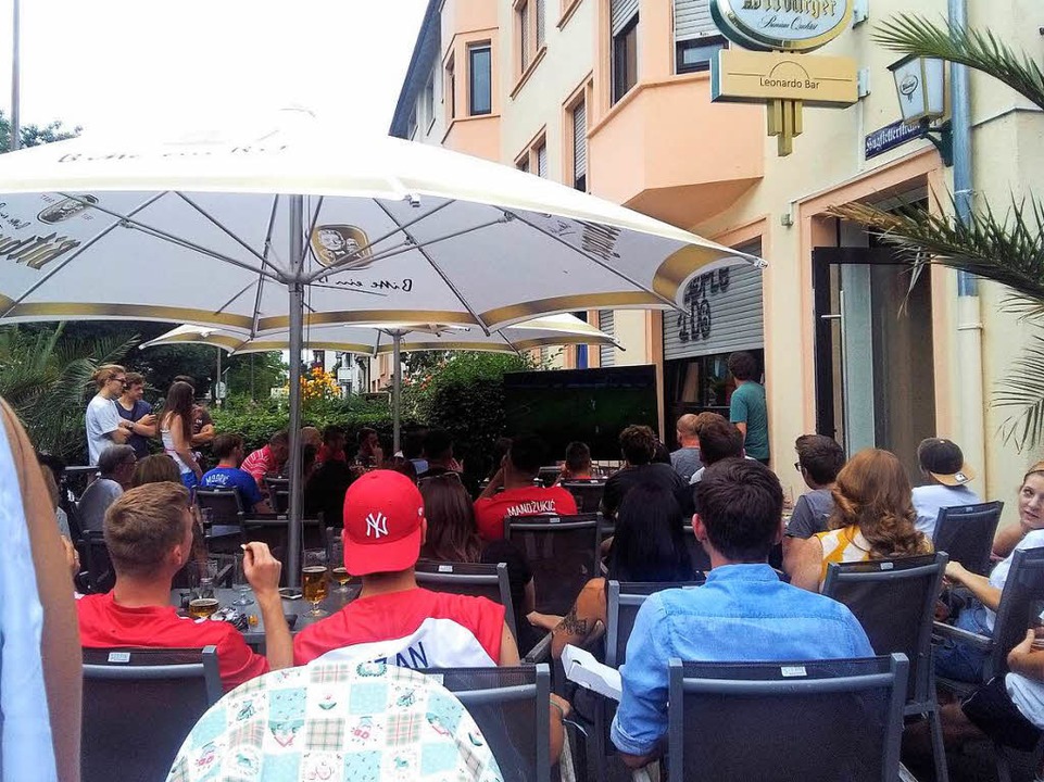In Fahnen gehüllt: Kroatische Fußballfans beim Finalegucken in der Leonardo-Bar  | Foto: Leah Biebert