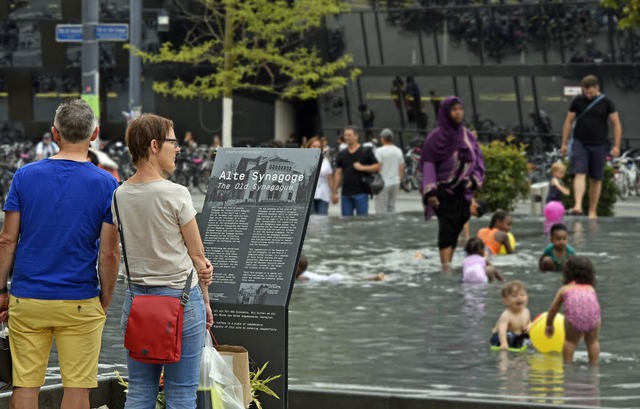 Der Gedenkbrunnen erinnerte am Wochene...ils eher an ein Freibad-Planschbecken.  | Foto: Michael Bamberger