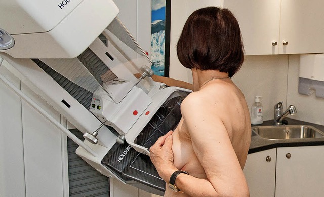 Ein Brust-Screening: Die Untersuchung ...hen Erkennung von Brustkrebs helfen.   | Foto: dpa