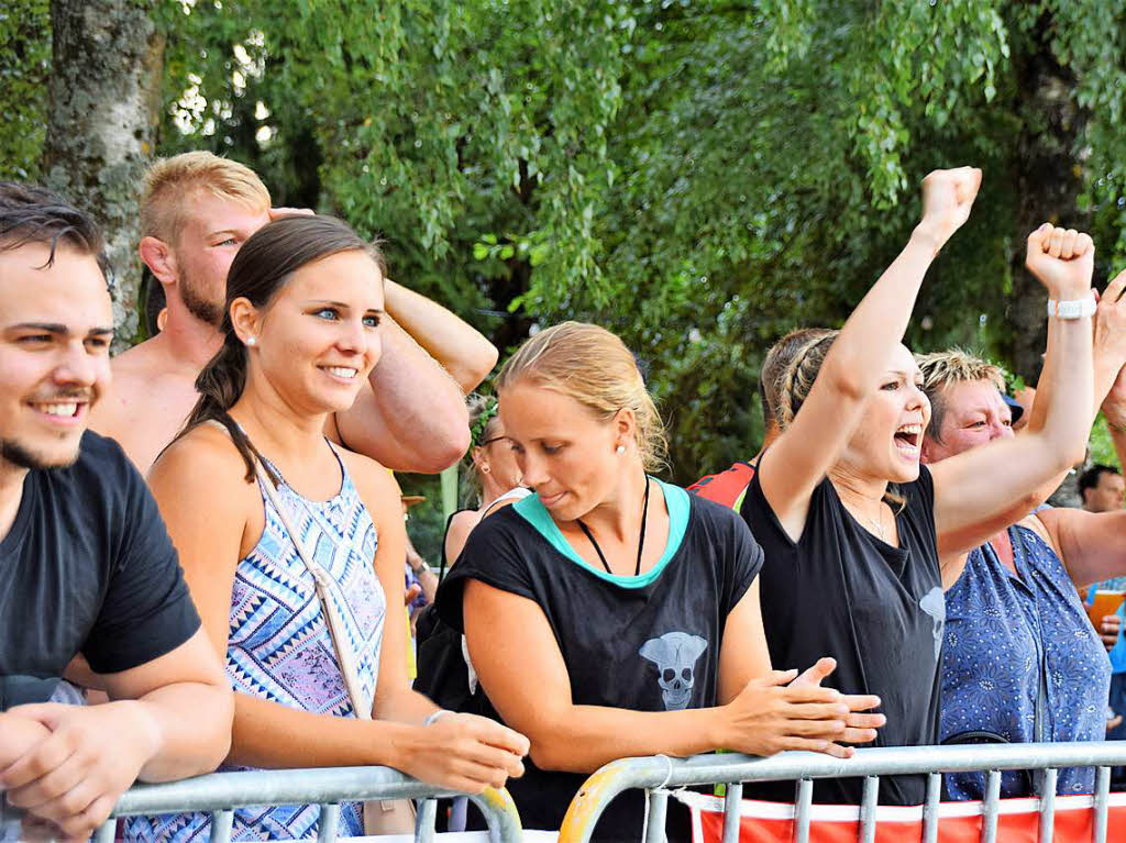 Begeisterte Zuschauer feuerten 24 Fun-Teams, acht Herren- und 15 Mixed-Mannschaften in den Drachenbooten bei den Rheinstromtagen in Schwrstadt an.