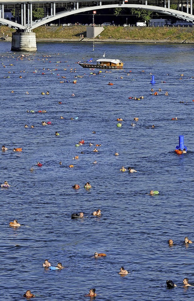Das Schwimmen im Rhein ist bei vielen ...en beliebt, aber nicht ohne Gefahren.   | Foto: Staatskanzlei BS